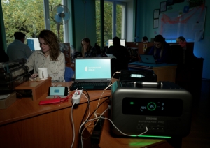 Ukrainas sabiedriskā medija darbinieki nodrošināti ar ģeneratoriem no Latvijas