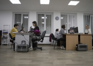 Ukrainas sabiedriskā medija darbinieki nodrošināti ar ģeneratoriem no Latvijas