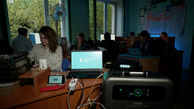 Ukrainas sabiedriskā medija darbinieki nodrošināti ar ģeneratoriem no Latvijas