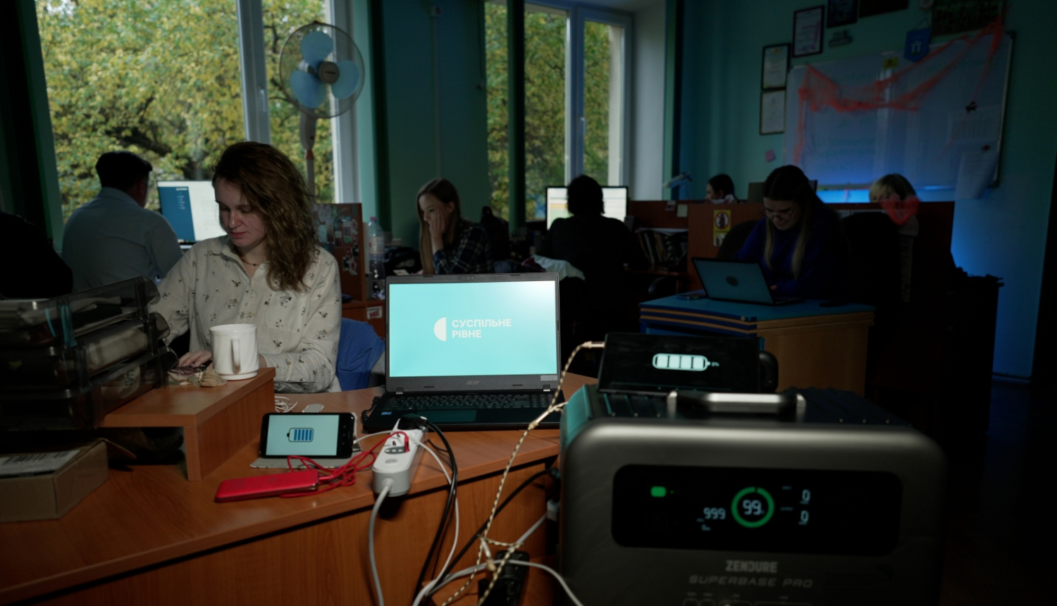 Ukrainas sabiedriskā medija darbinieki nodrošināti ar ģeneratoriem no Latvijas