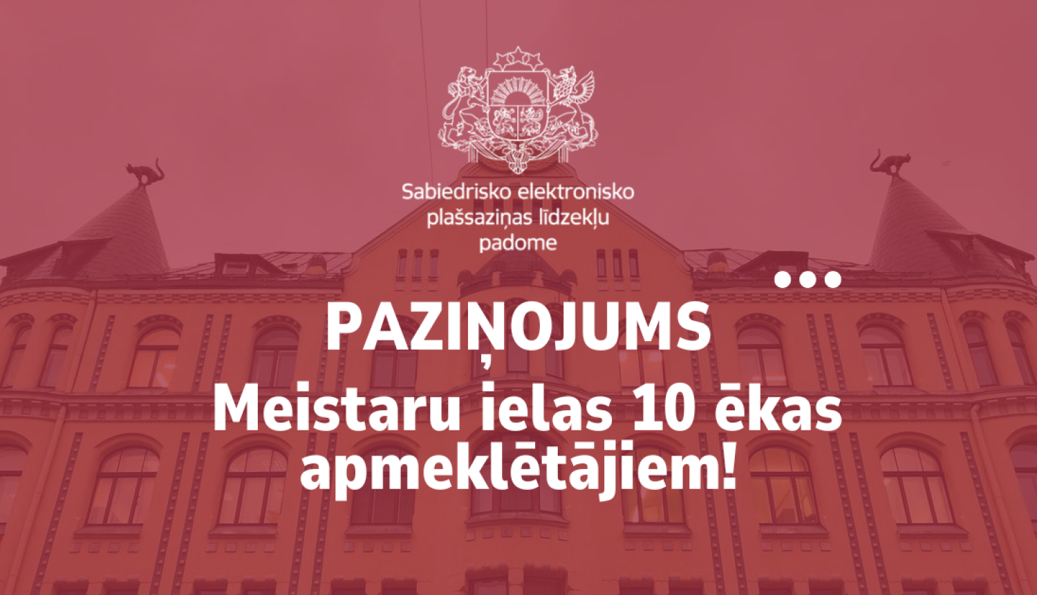 Ēka un paziņojums Meistaru ielas 10 ēkas apmeklētājiem. 