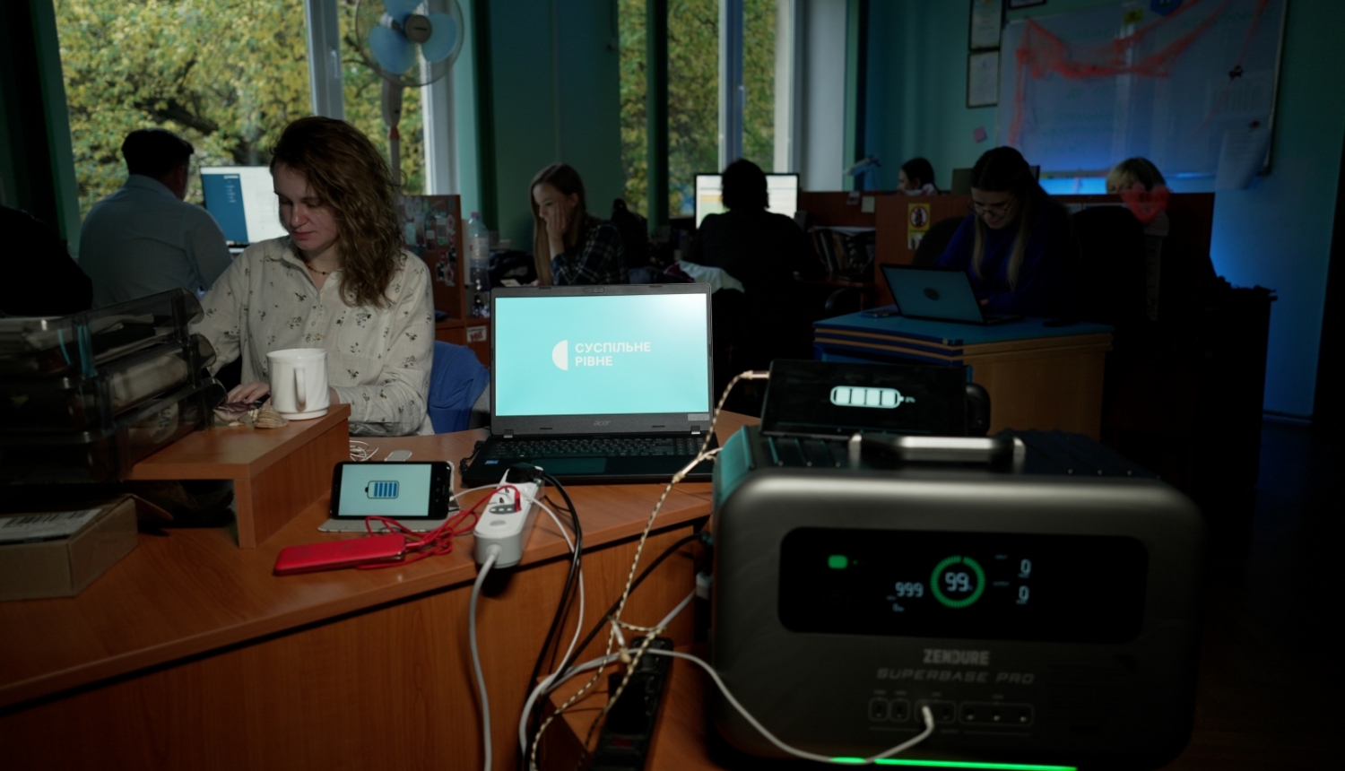 Ukrainas sabiedriskā medija darbinieki nodrošināti ar ģeneratoriem no Latvijas